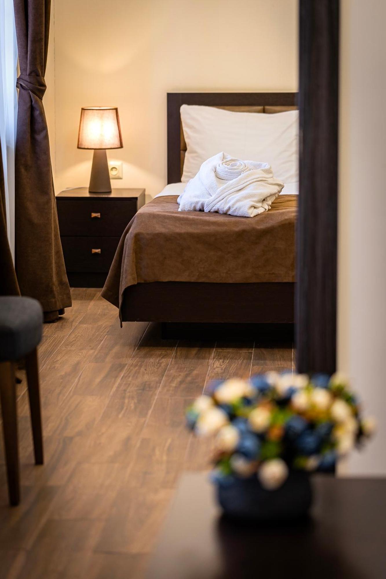 Boutique Living Hotel 耶烈万 外观 照片