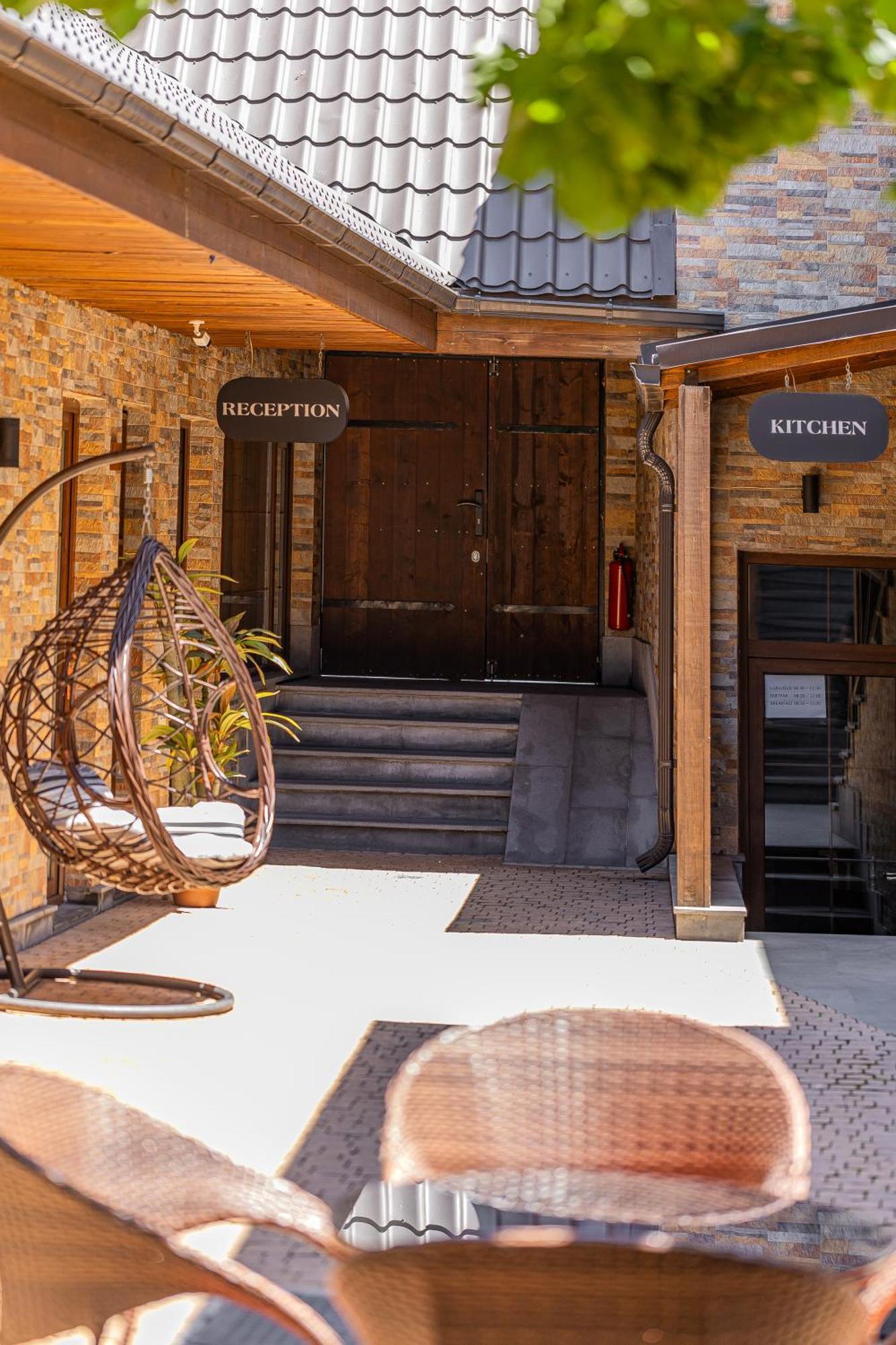 Boutique Living Hotel 耶烈万 外观 照片