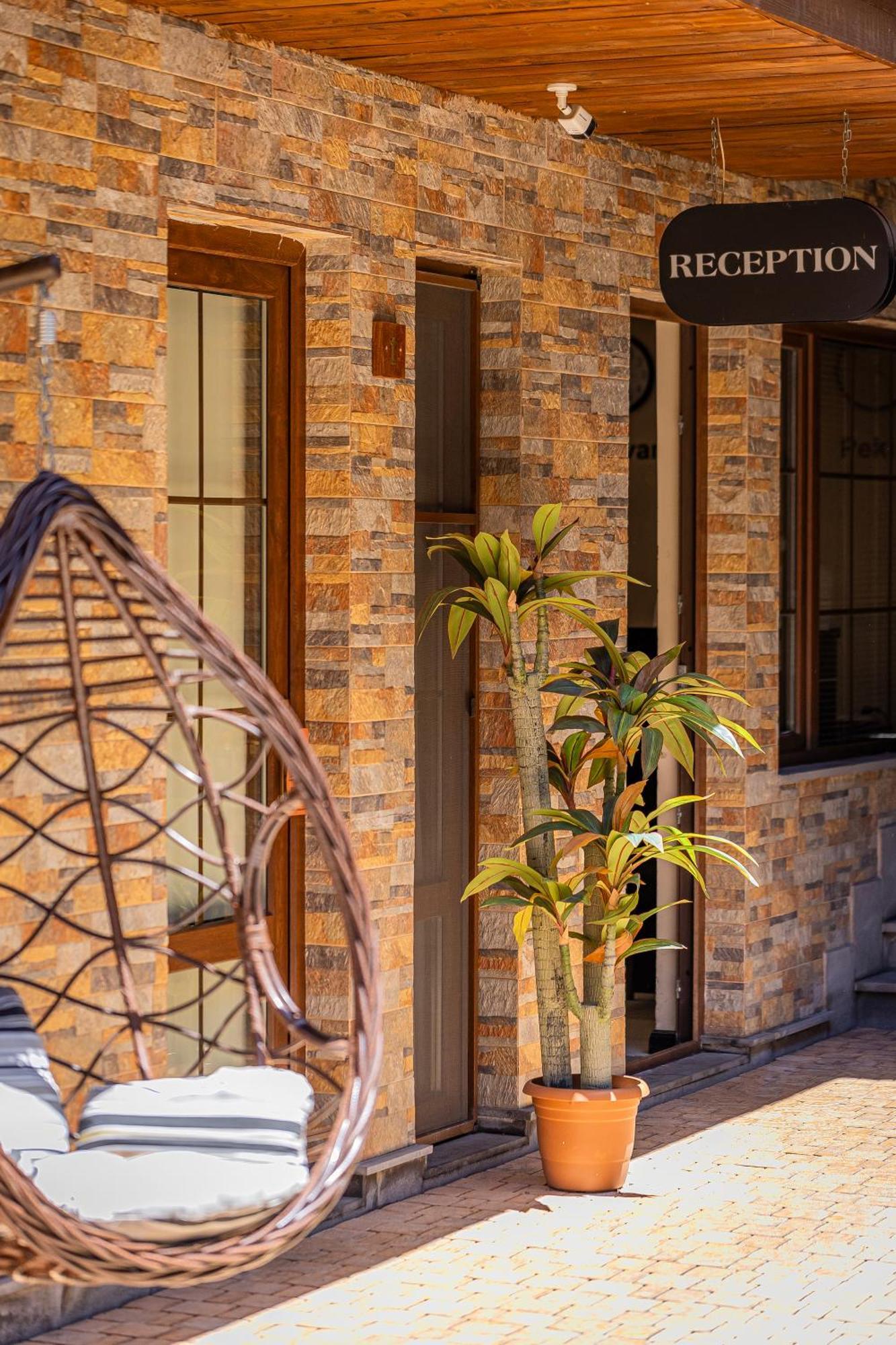 Boutique Living Hotel 耶烈万 外观 照片