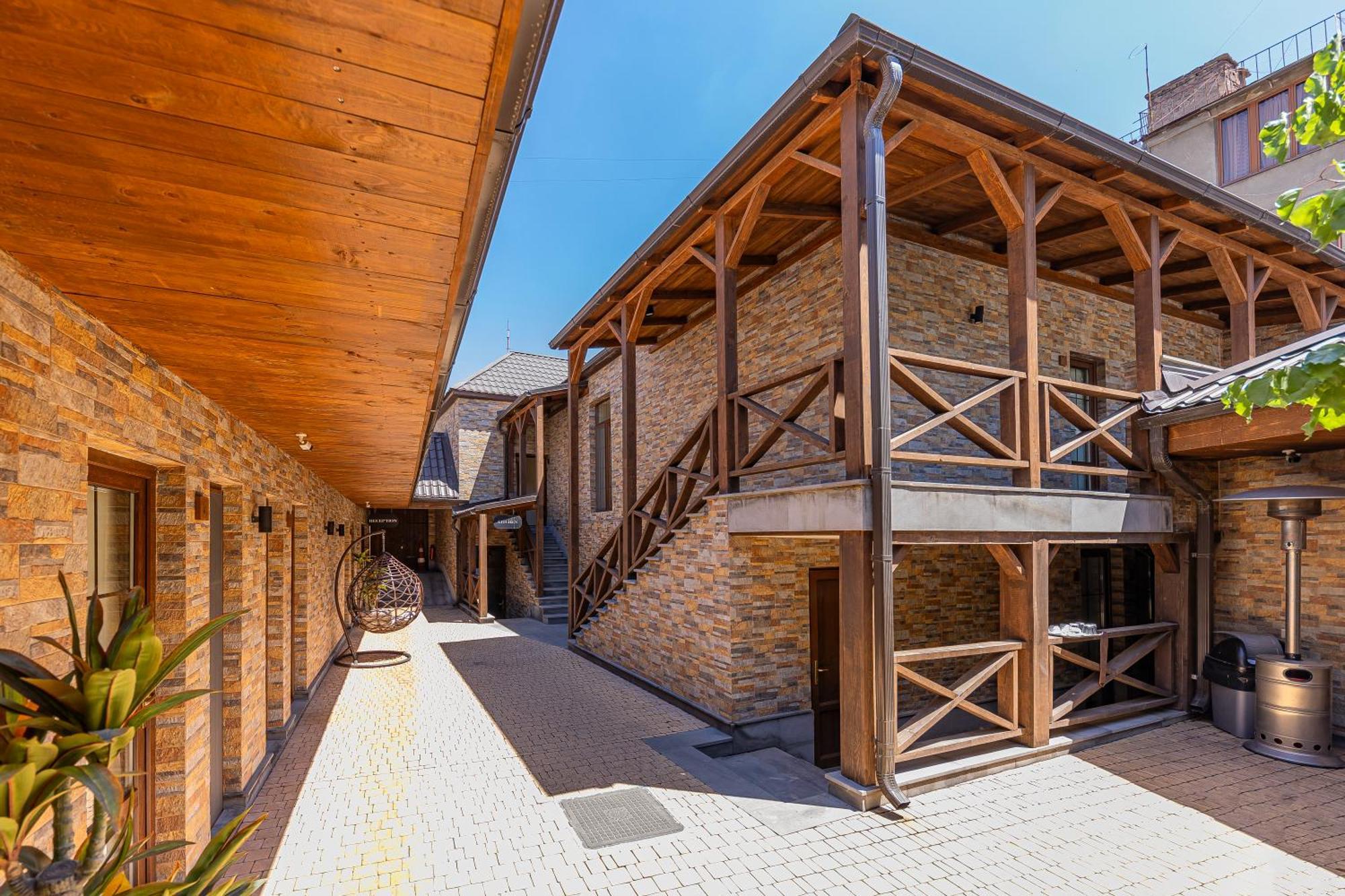 Boutique Living Hotel 耶烈万 外观 照片