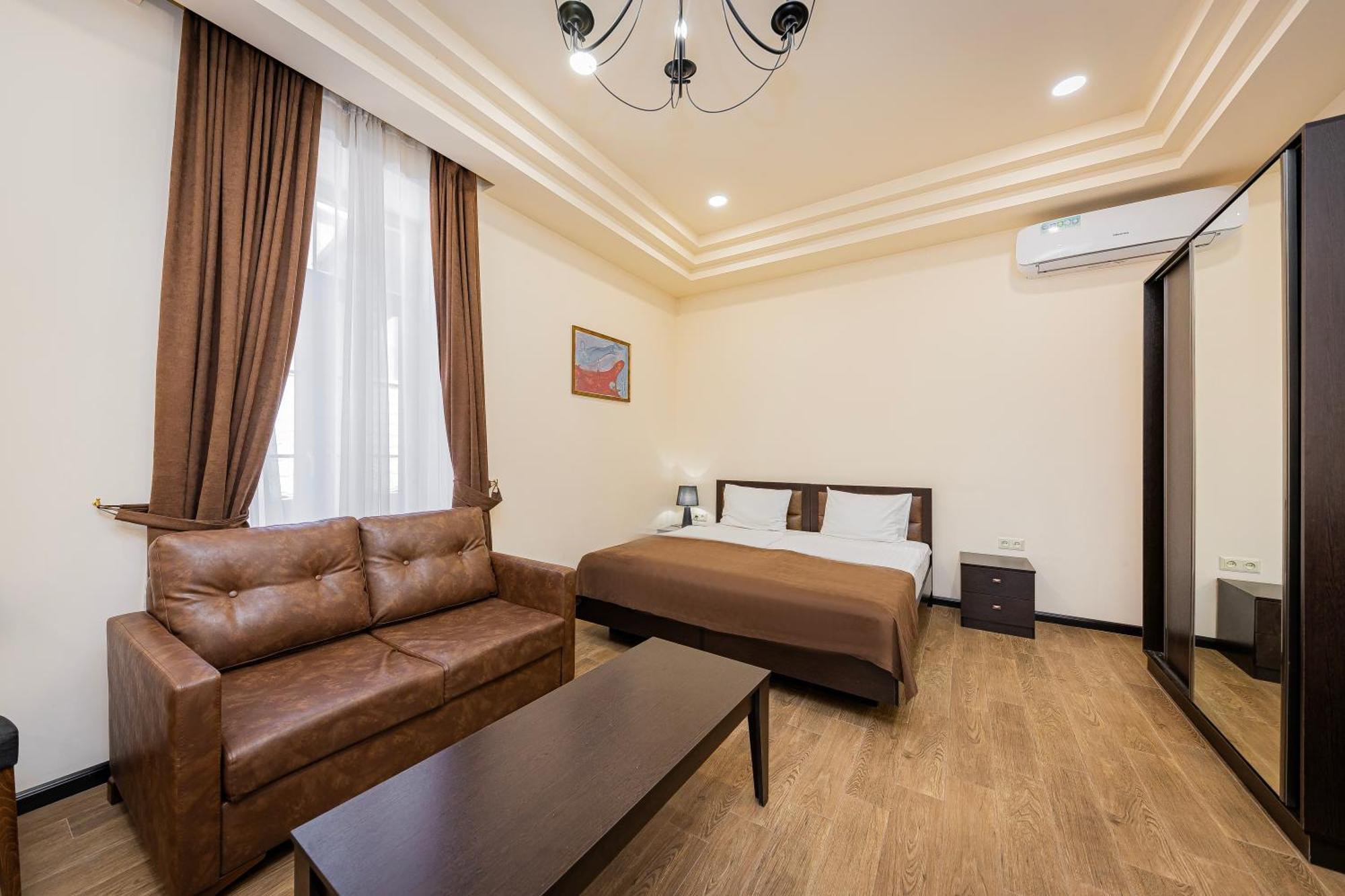 Boutique Living Hotel 耶烈万 外观 照片
