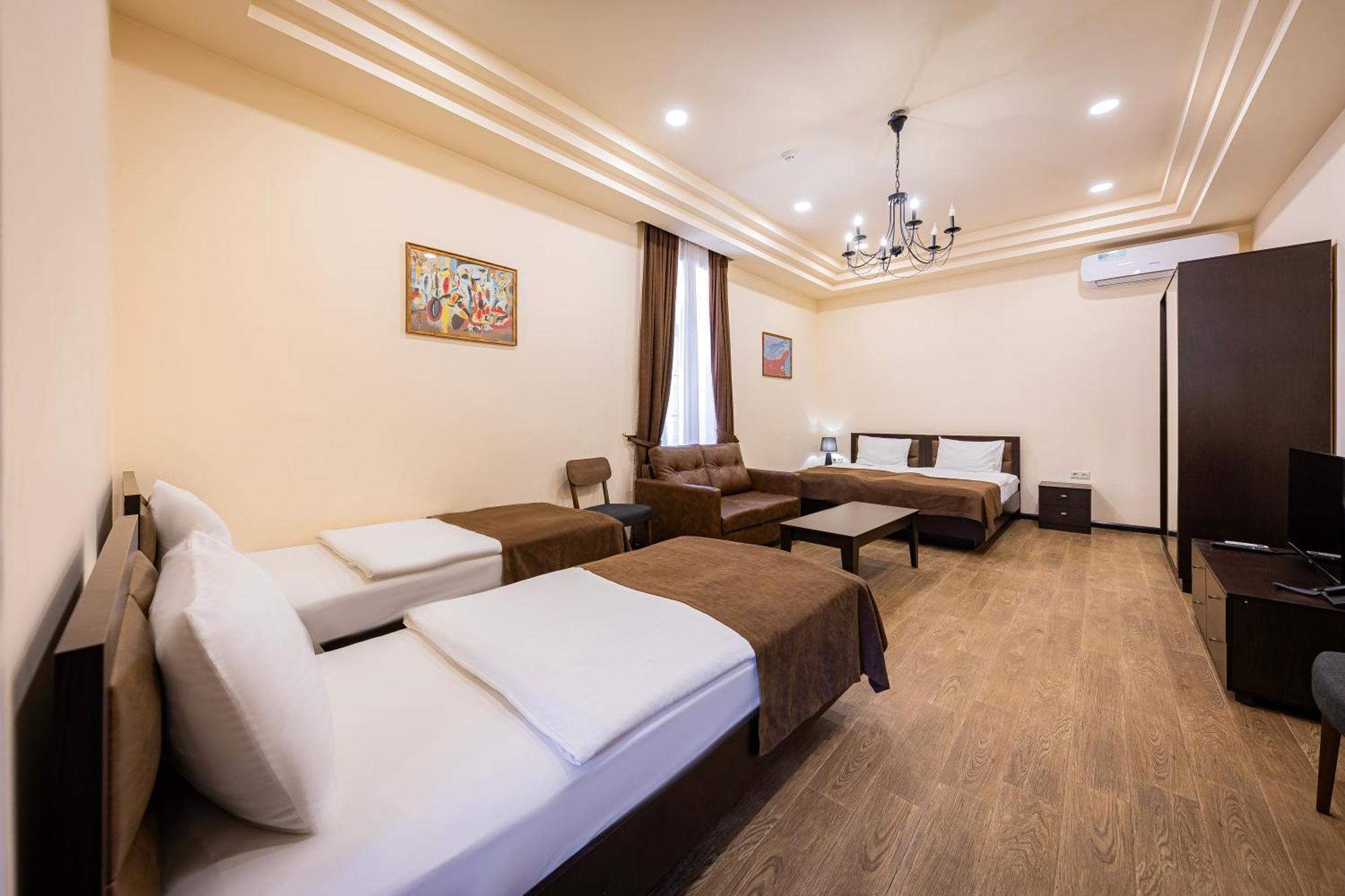 Boutique Living Hotel 耶烈万 外观 照片