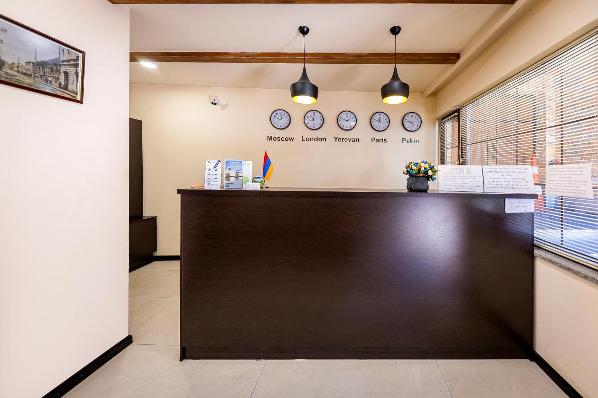 Boutique Living Hotel 耶烈万 外观 照片