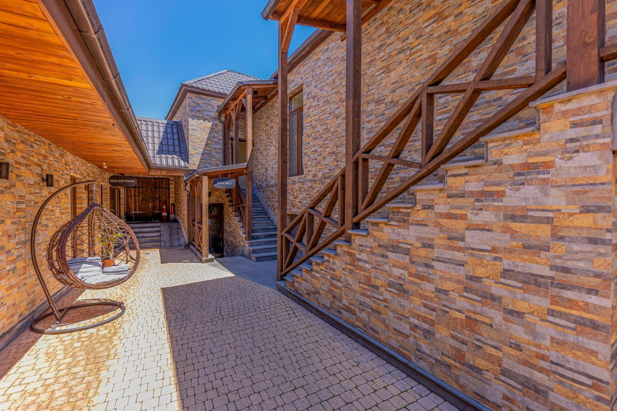 Boutique Living Hotel 耶烈万 外观 照片