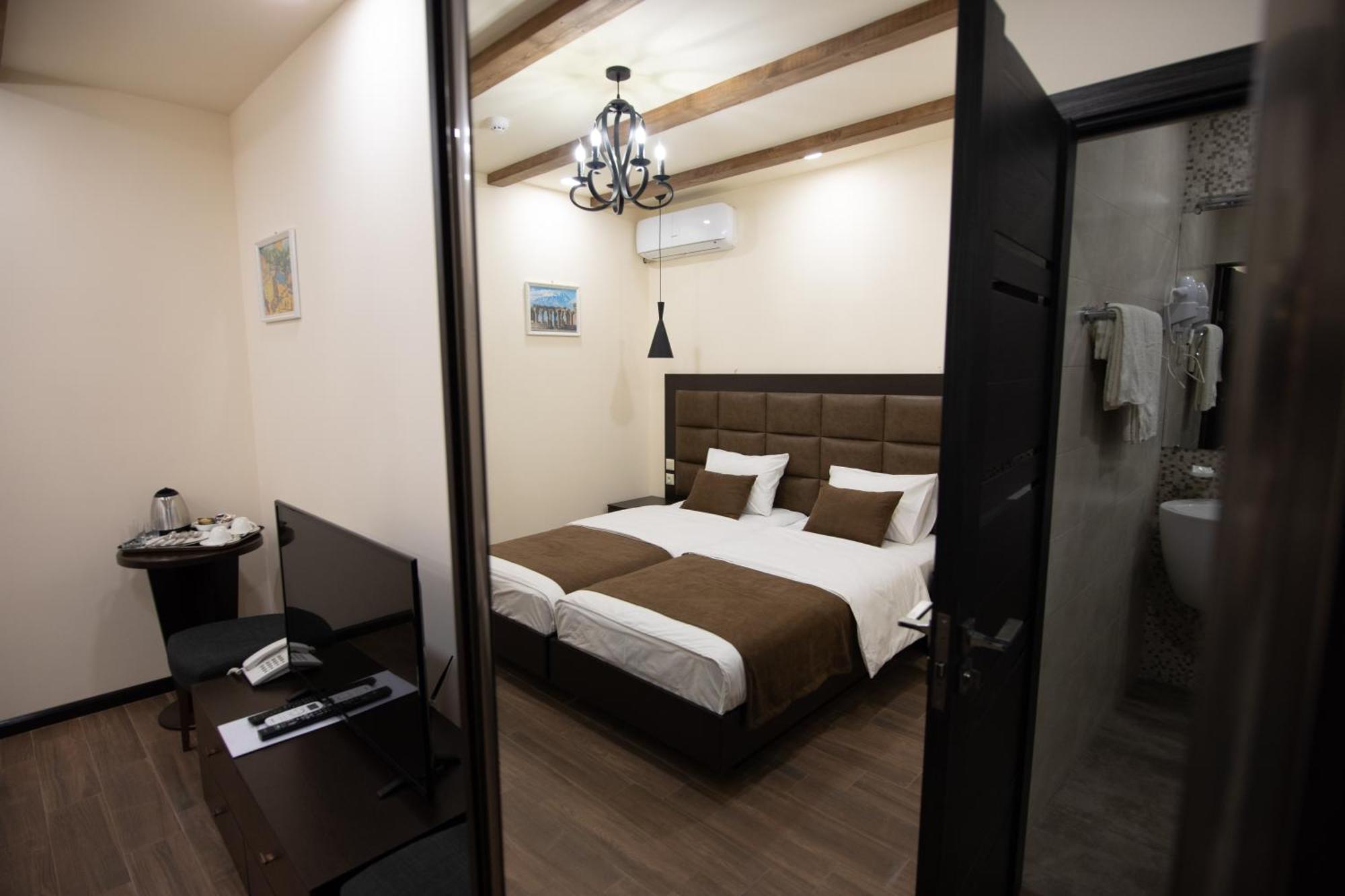 Boutique Living Hotel 耶烈万 外观 照片