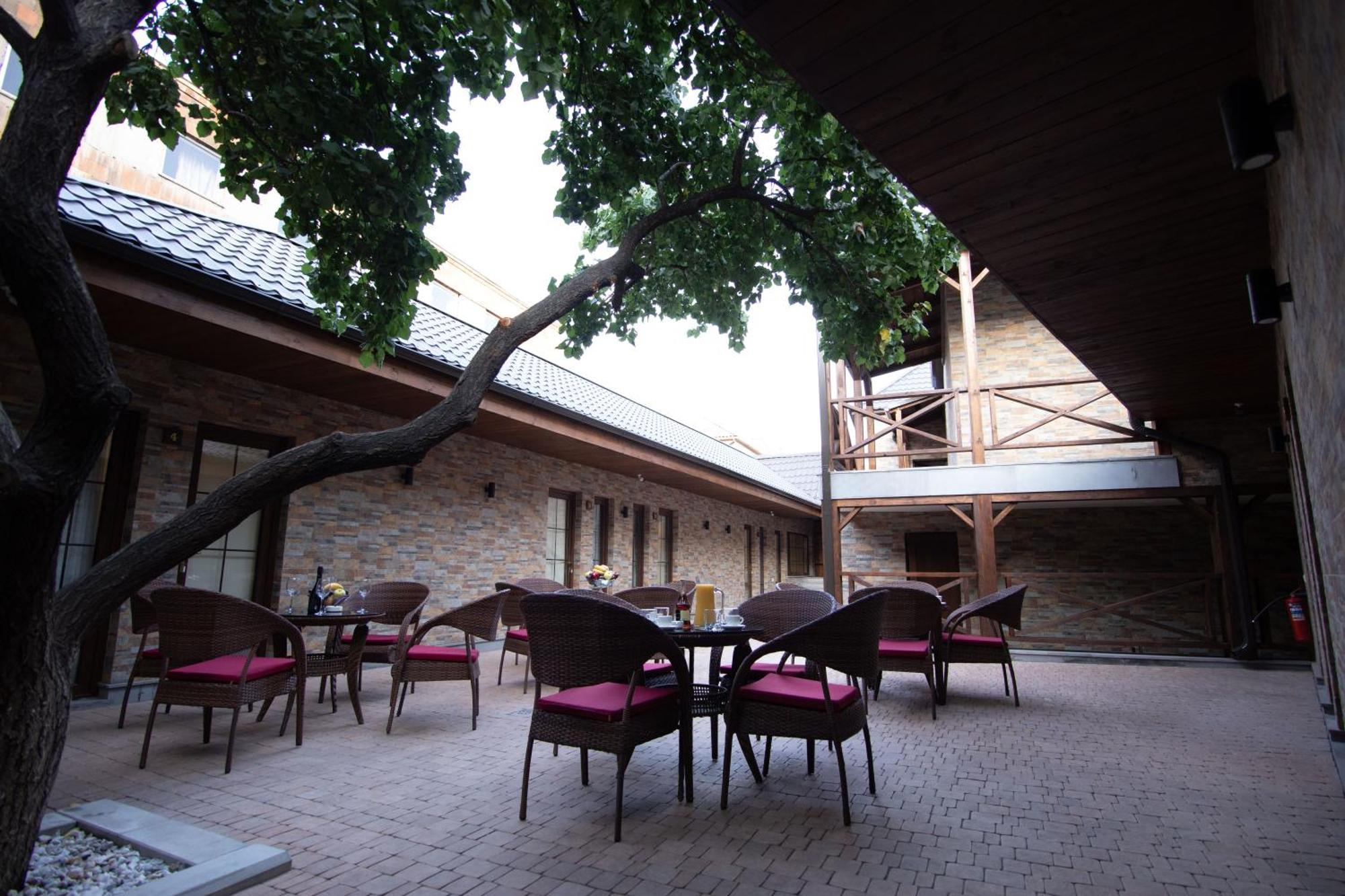 Boutique Living Hotel 耶烈万 外观 照片