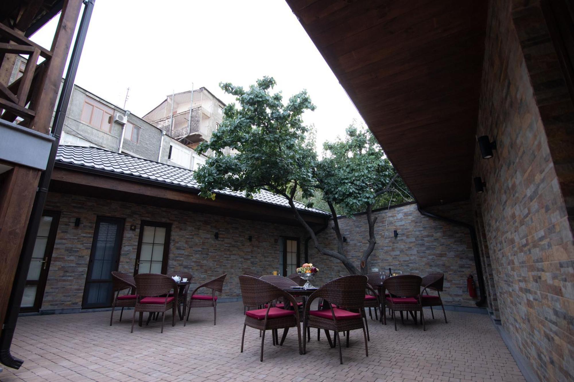 Boutique Living Hotel 耶烈万 外观 照片