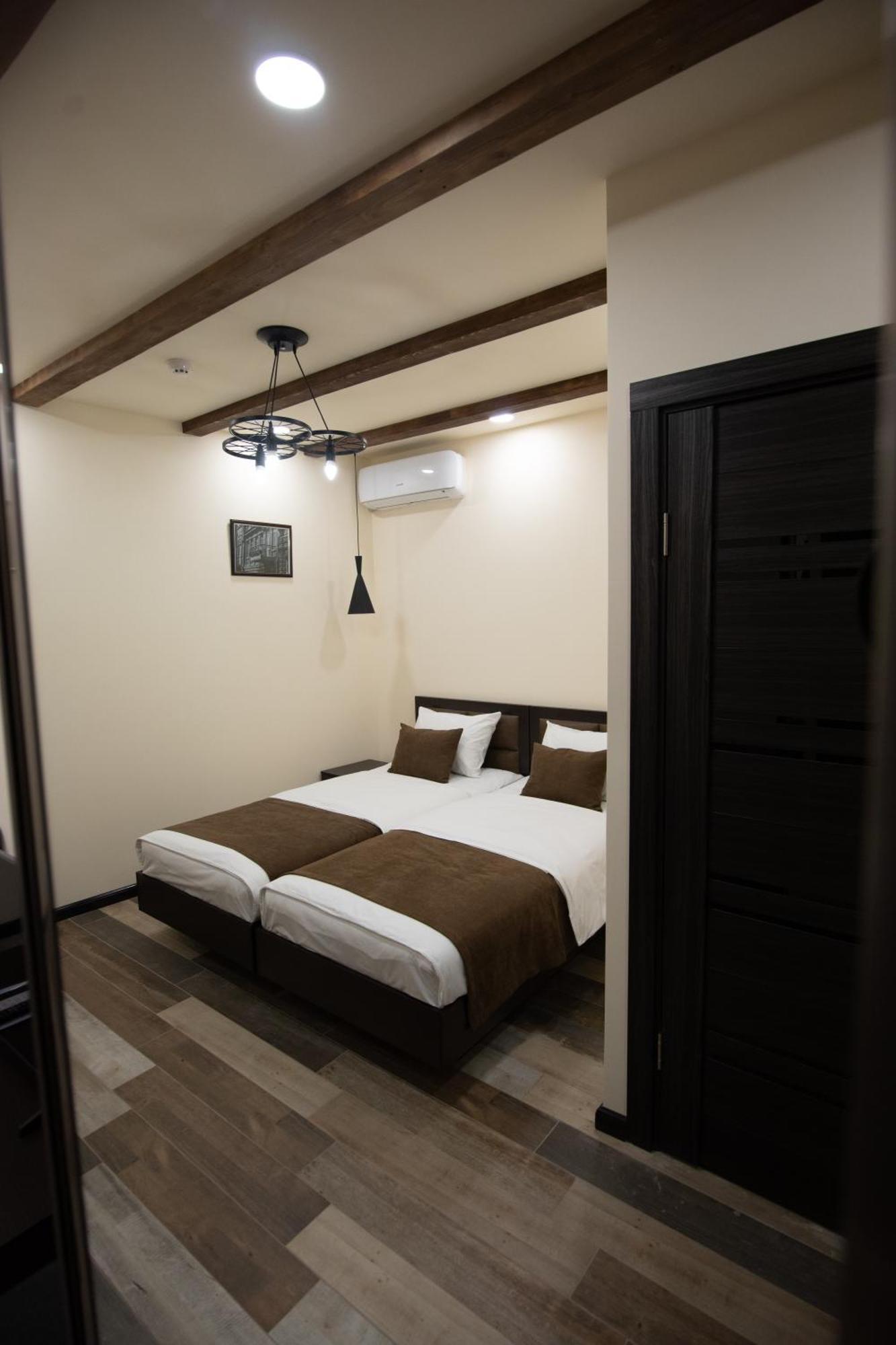 Boutique Living Hotel 耶烈万 外观 照片