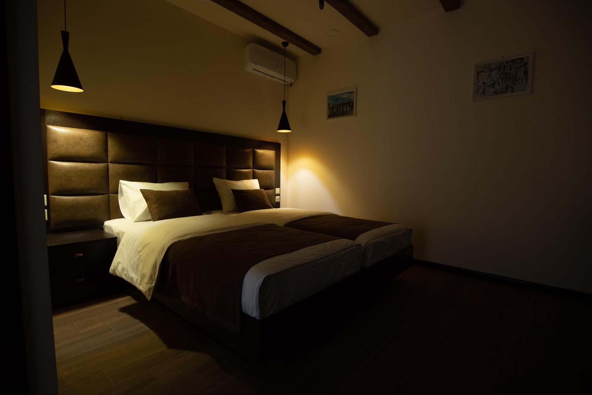 Boutique Living Hotel 耶烈万 外观 照片