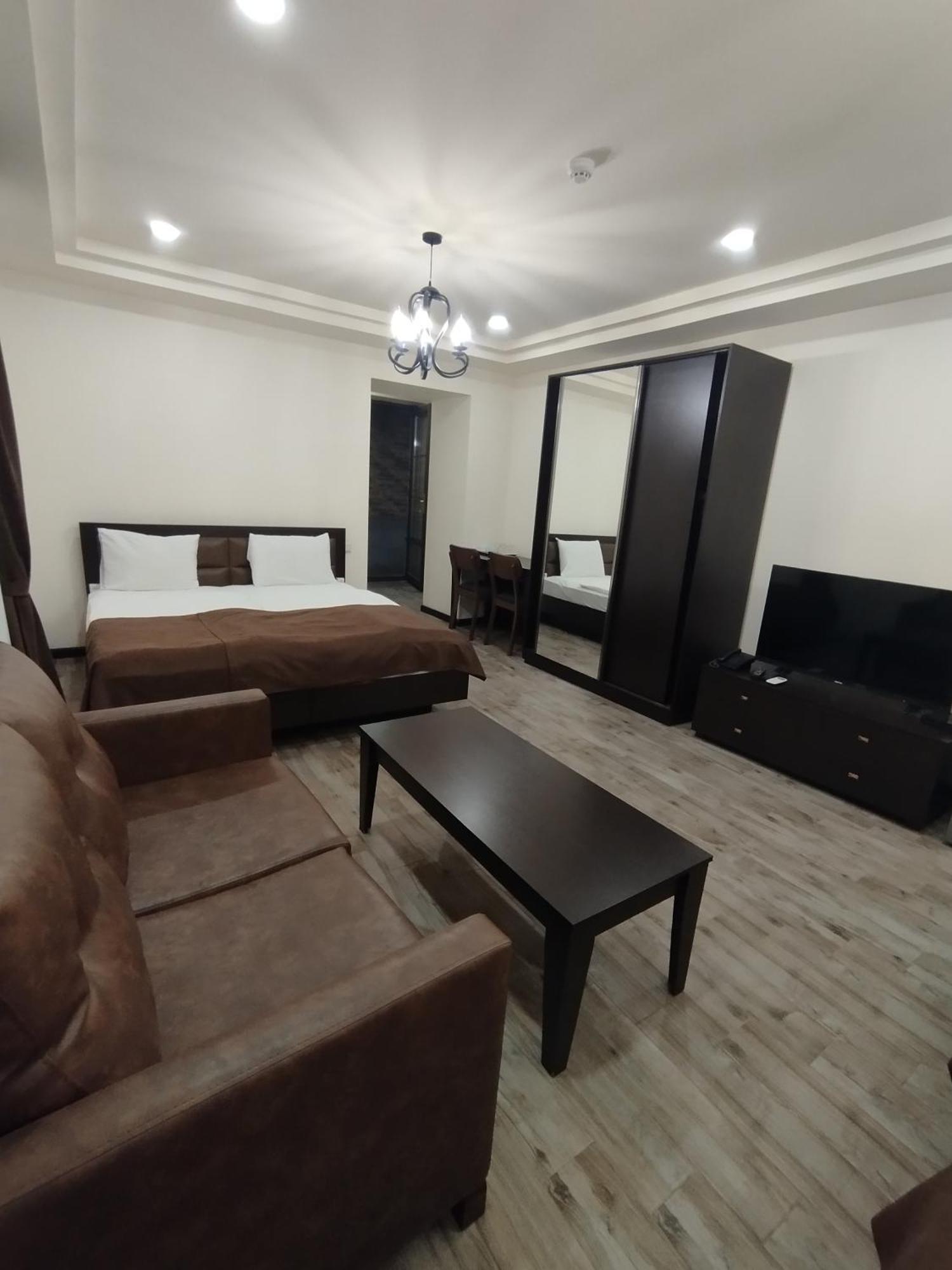 Boutique Living Hotel 耶烈万 外观 照片