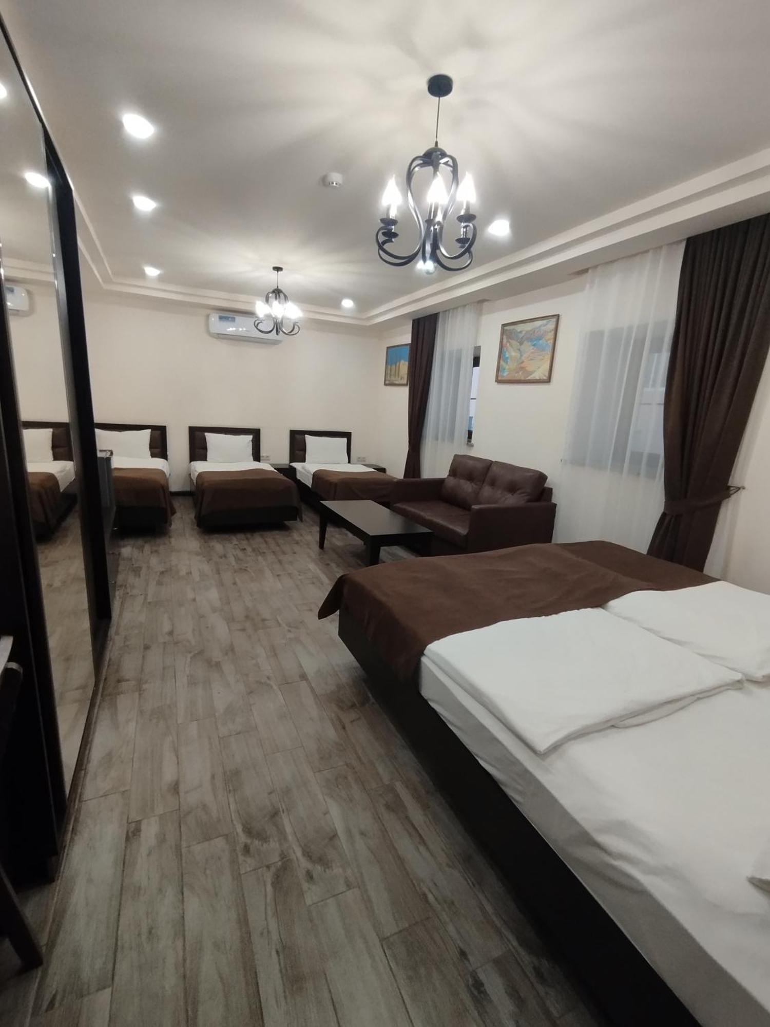 Boutique Living Hotel 耶烈万 外观 照片
