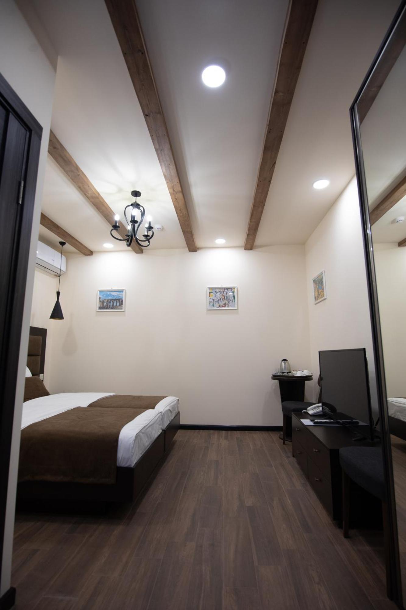 Boutique Living Hotel 耶烈万 外观 照片