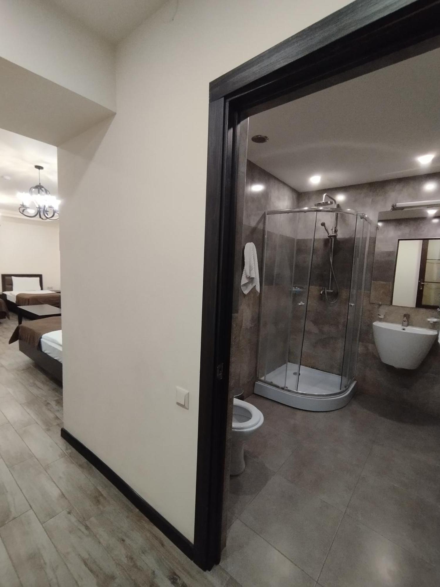 Boutique Living Hotel 耶烈万 外观 照片
