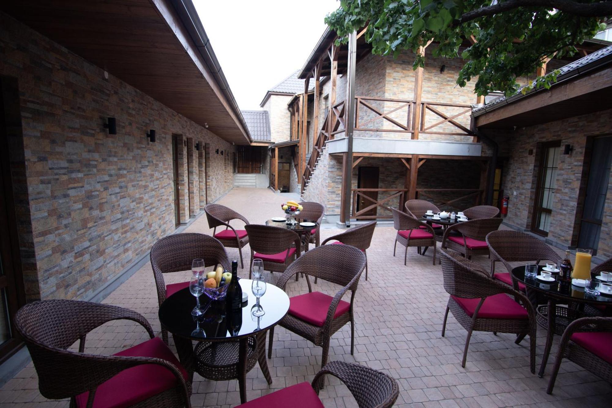 Boutique Living Hotel 耶烈万 外观 照片