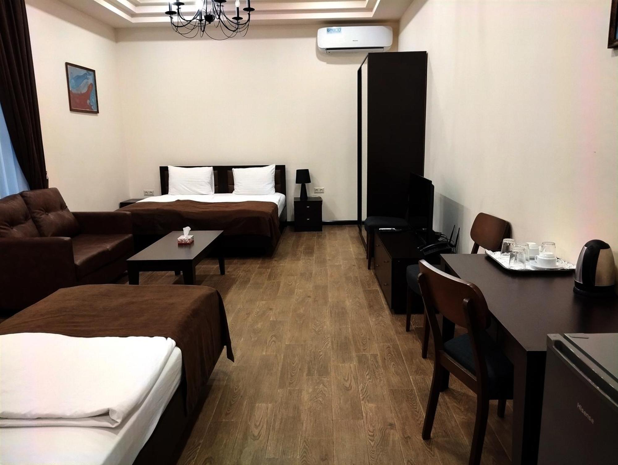 Boutique Living Hotel 耶烈万 外观 照片