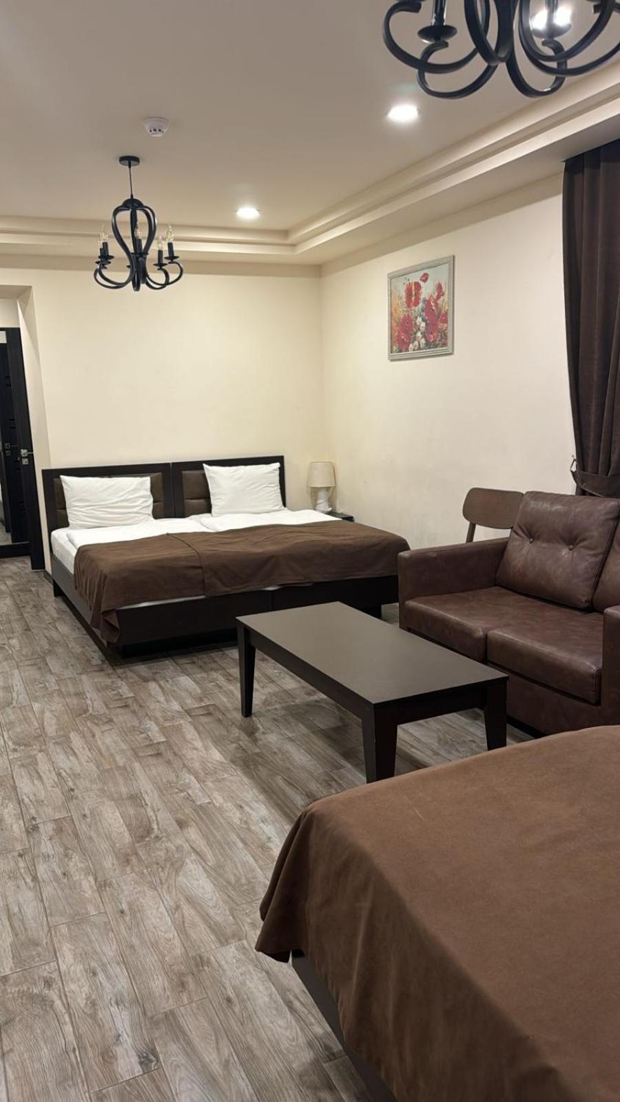 Boutique Living Hotel 耶烈万 外观 照片