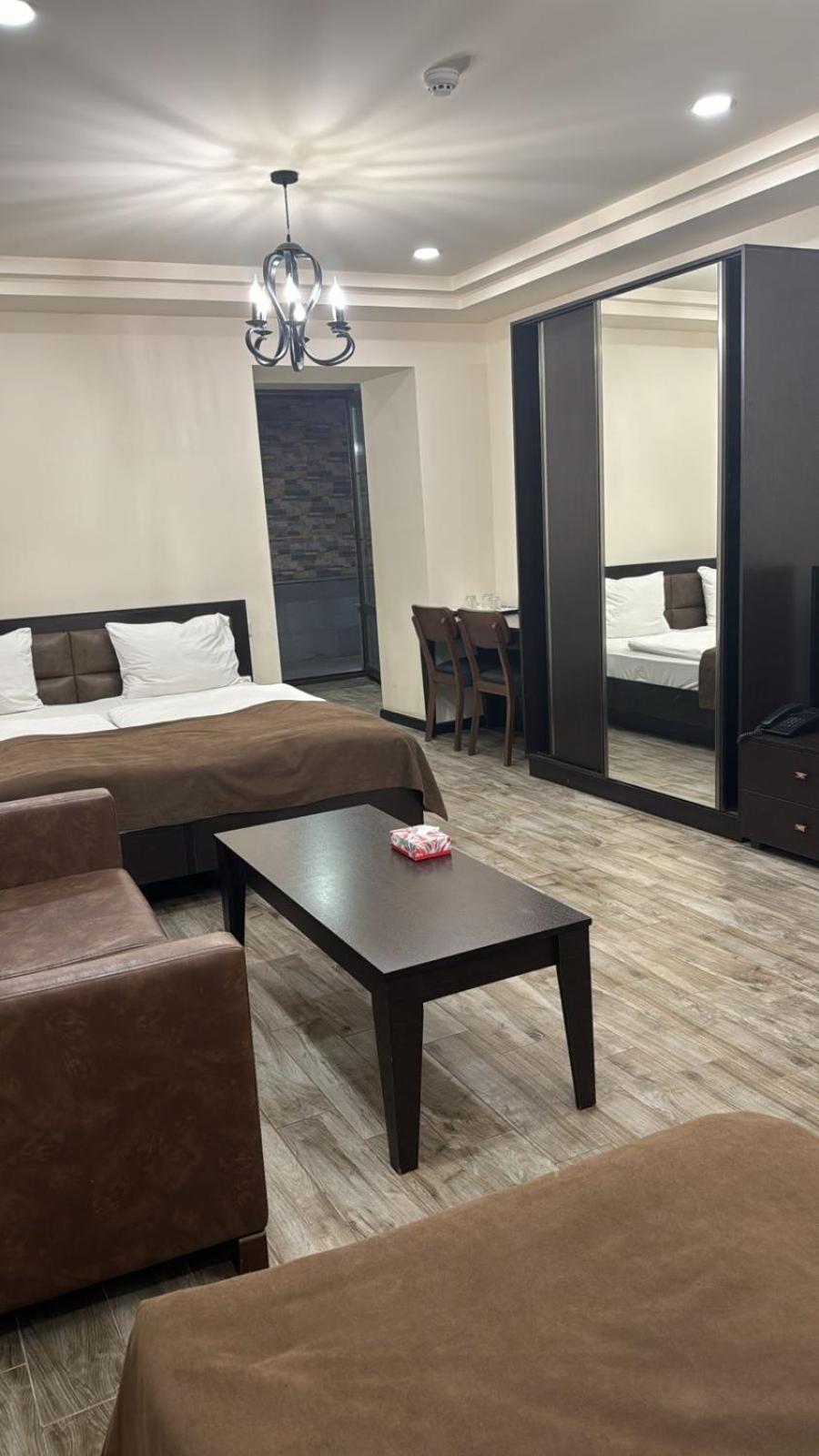 Boutique Living Hotel 耶烈万 外观 照片