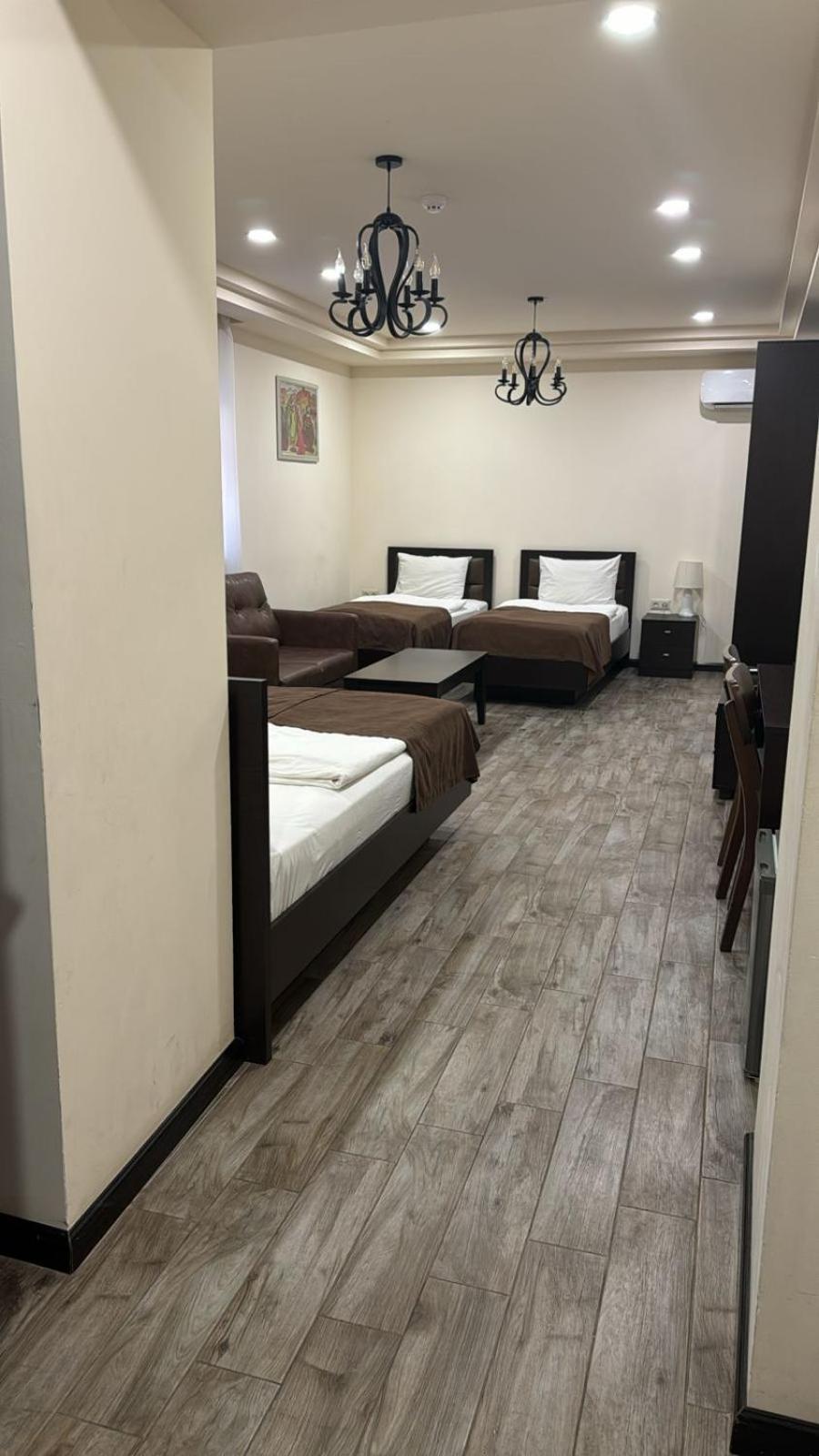 Boutique Living Hotel 耶烈万 外观 照片