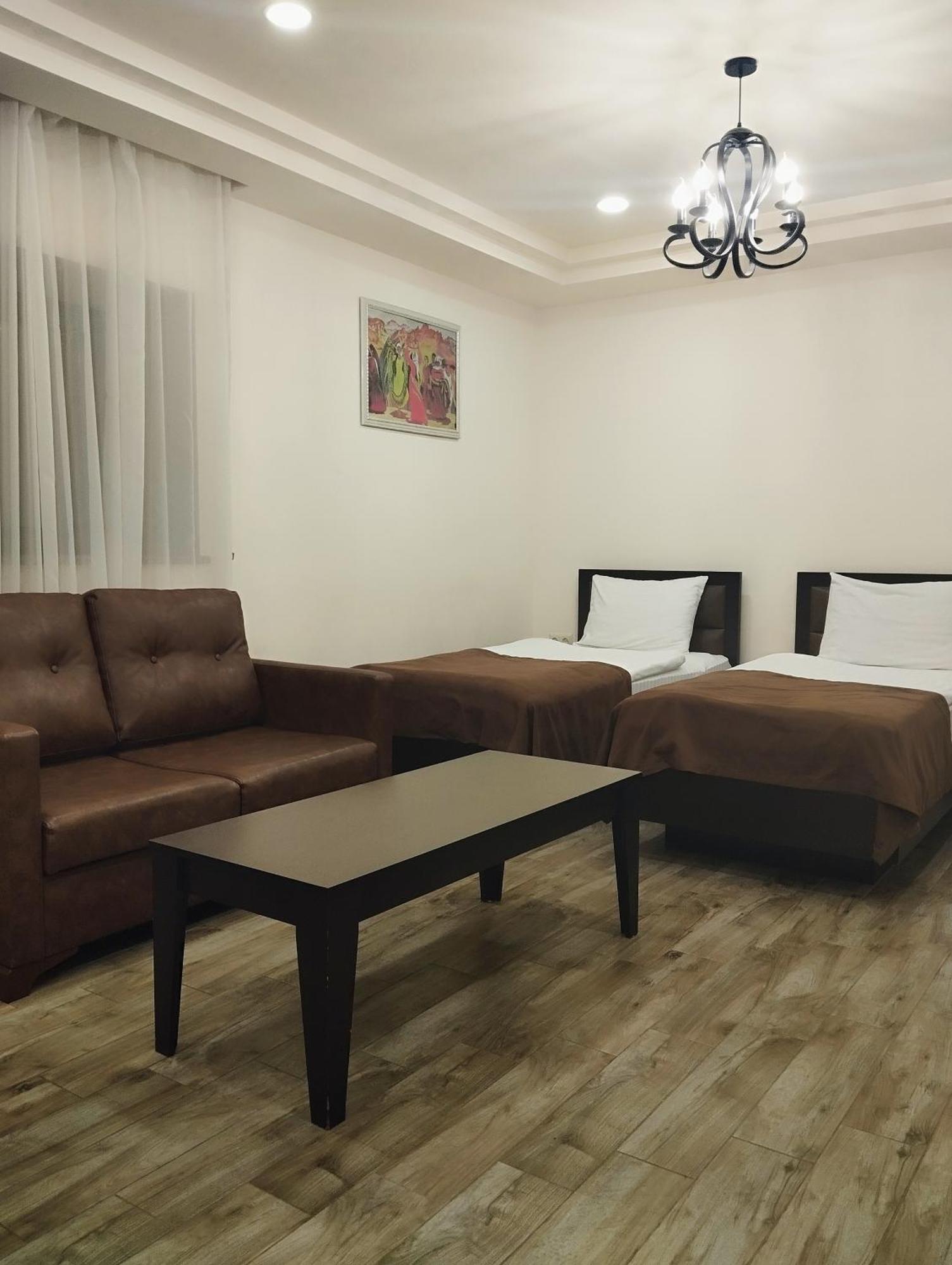 Boutique Living Hotel 耶烈万 外观 照片