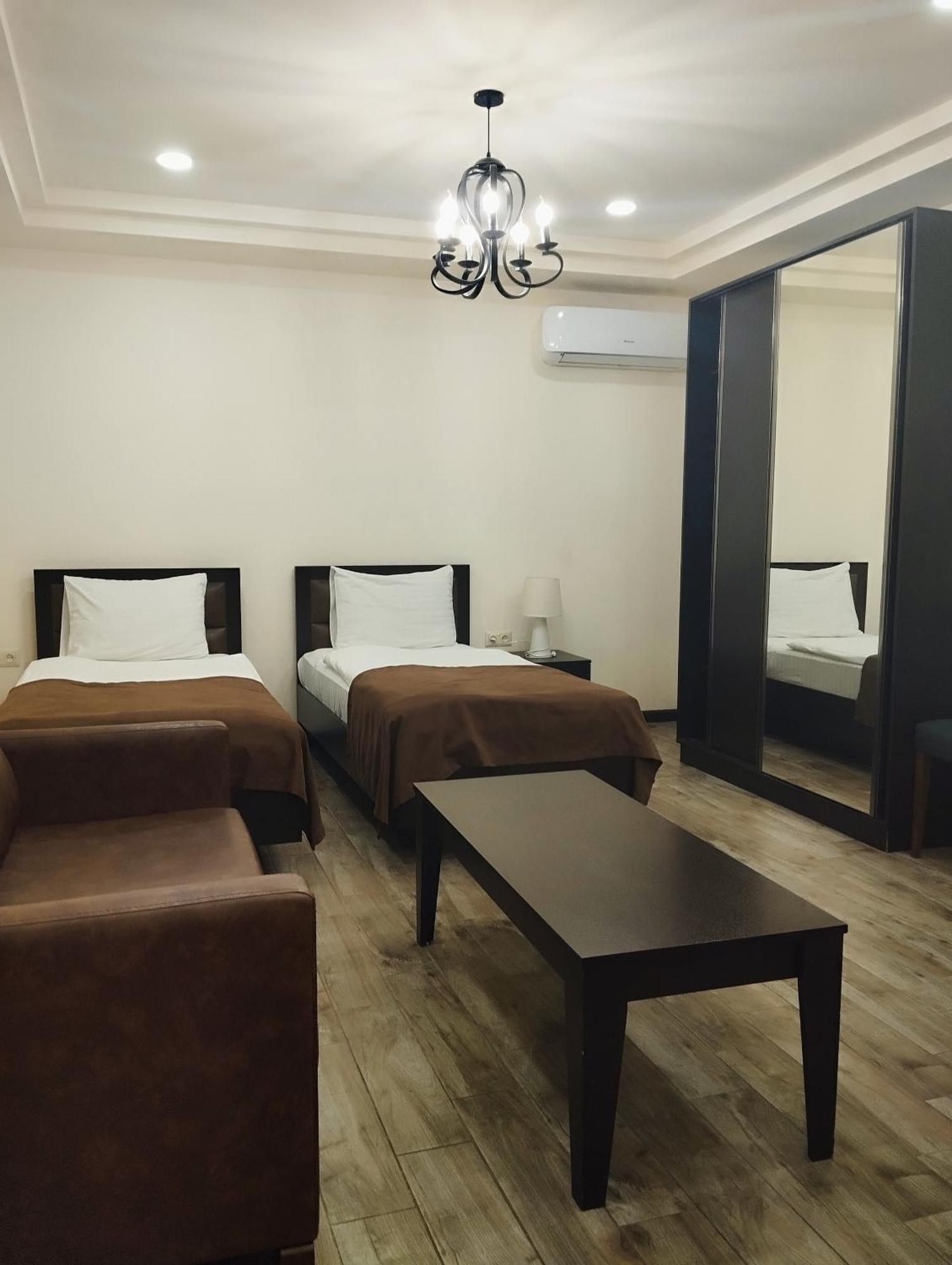 Boutique Living Hotel 耶烈万 外观 照片
