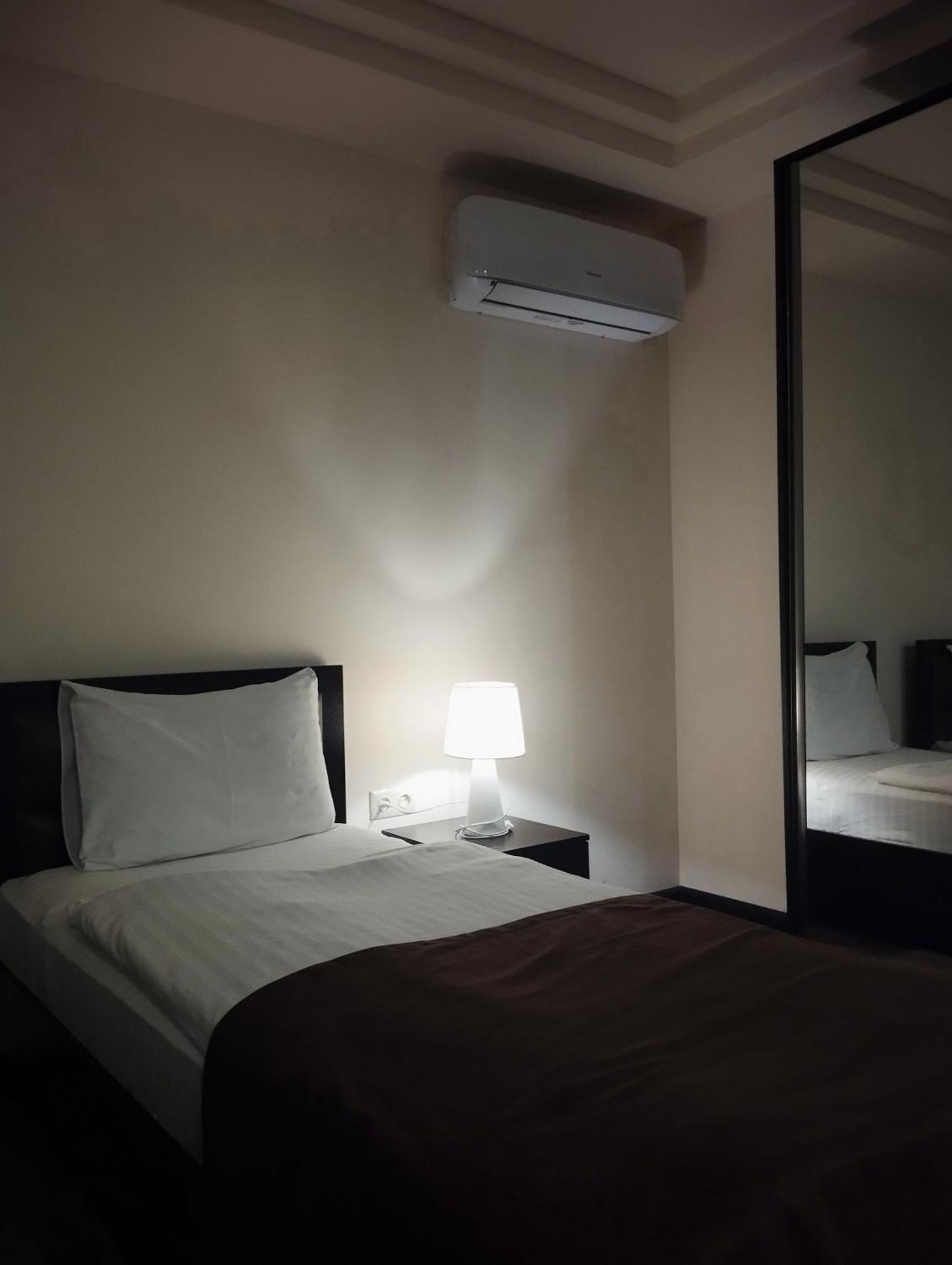 Boutique Living Hotel 耶烈万 外观 照片