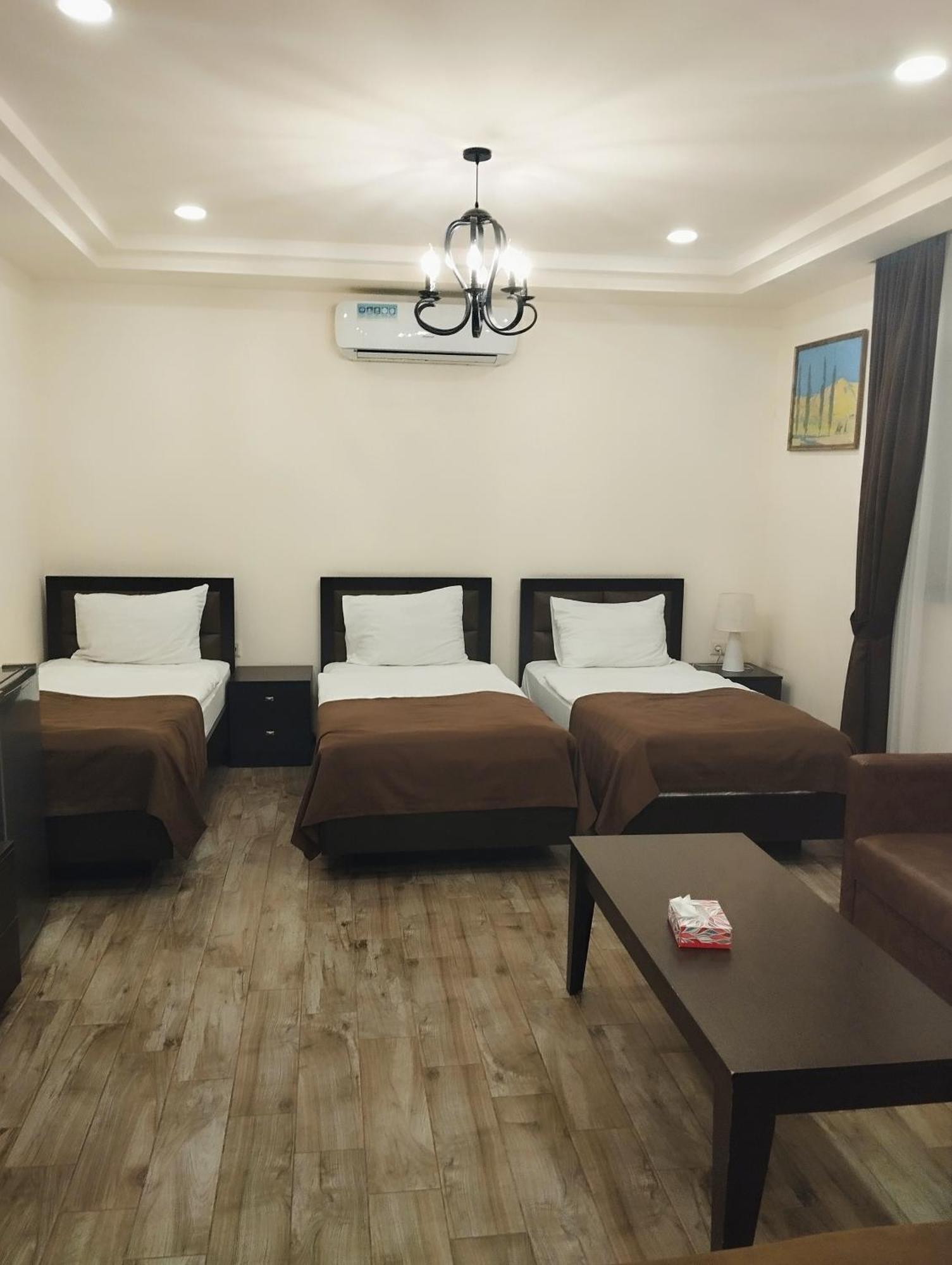Boutique Living Hotel 耶烈万 外观 照片