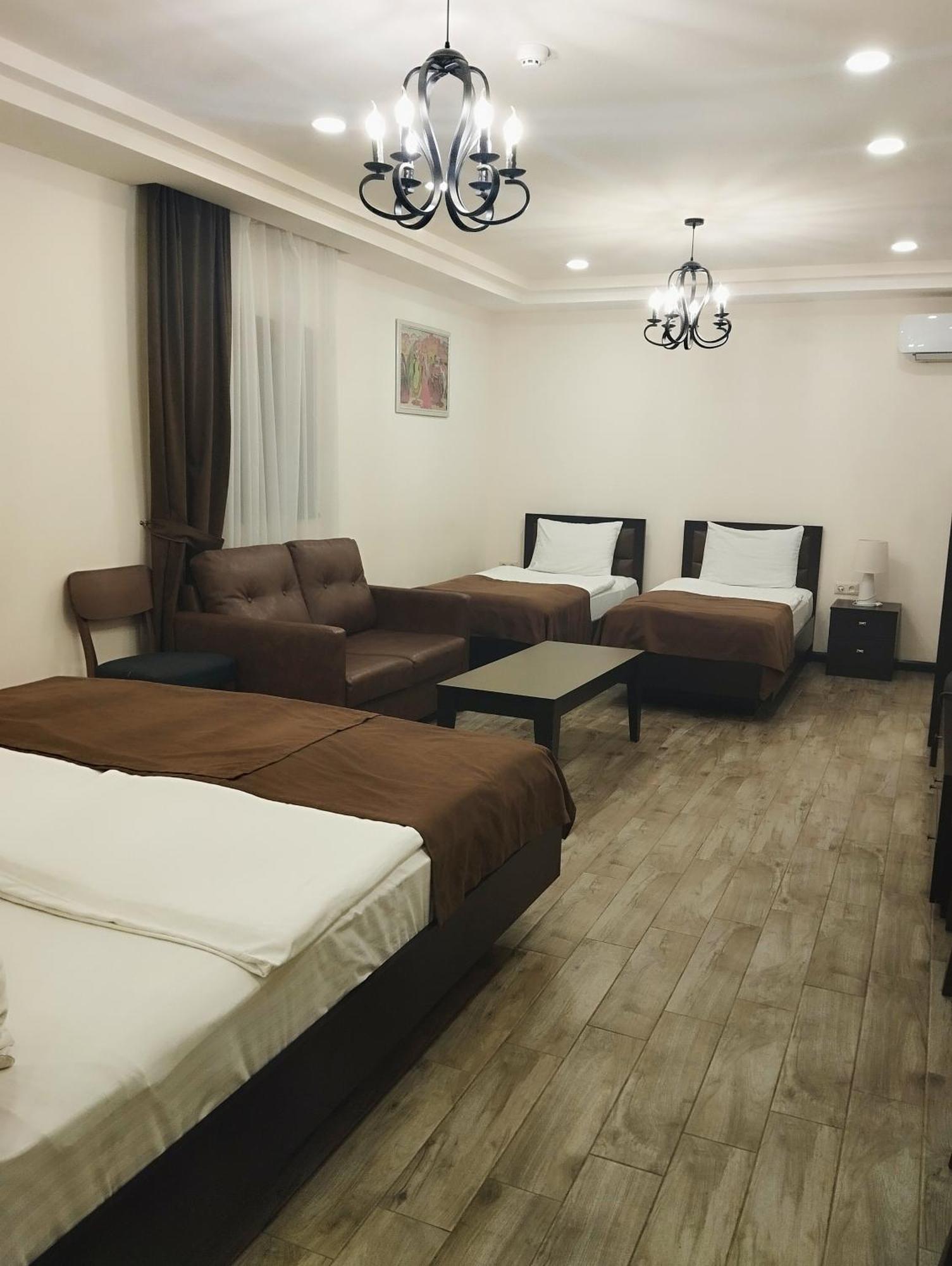 Boutique Living Hotel 耶烈万 外观 照片