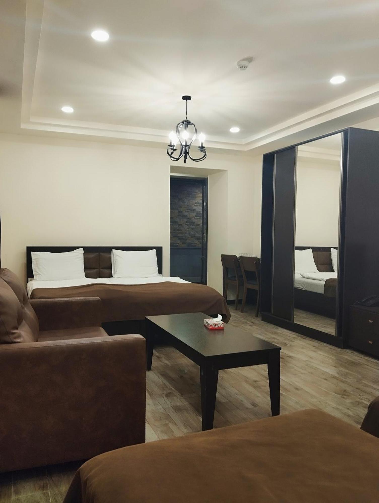 Boutique Living Hotel 耶烈万 外观 照片
