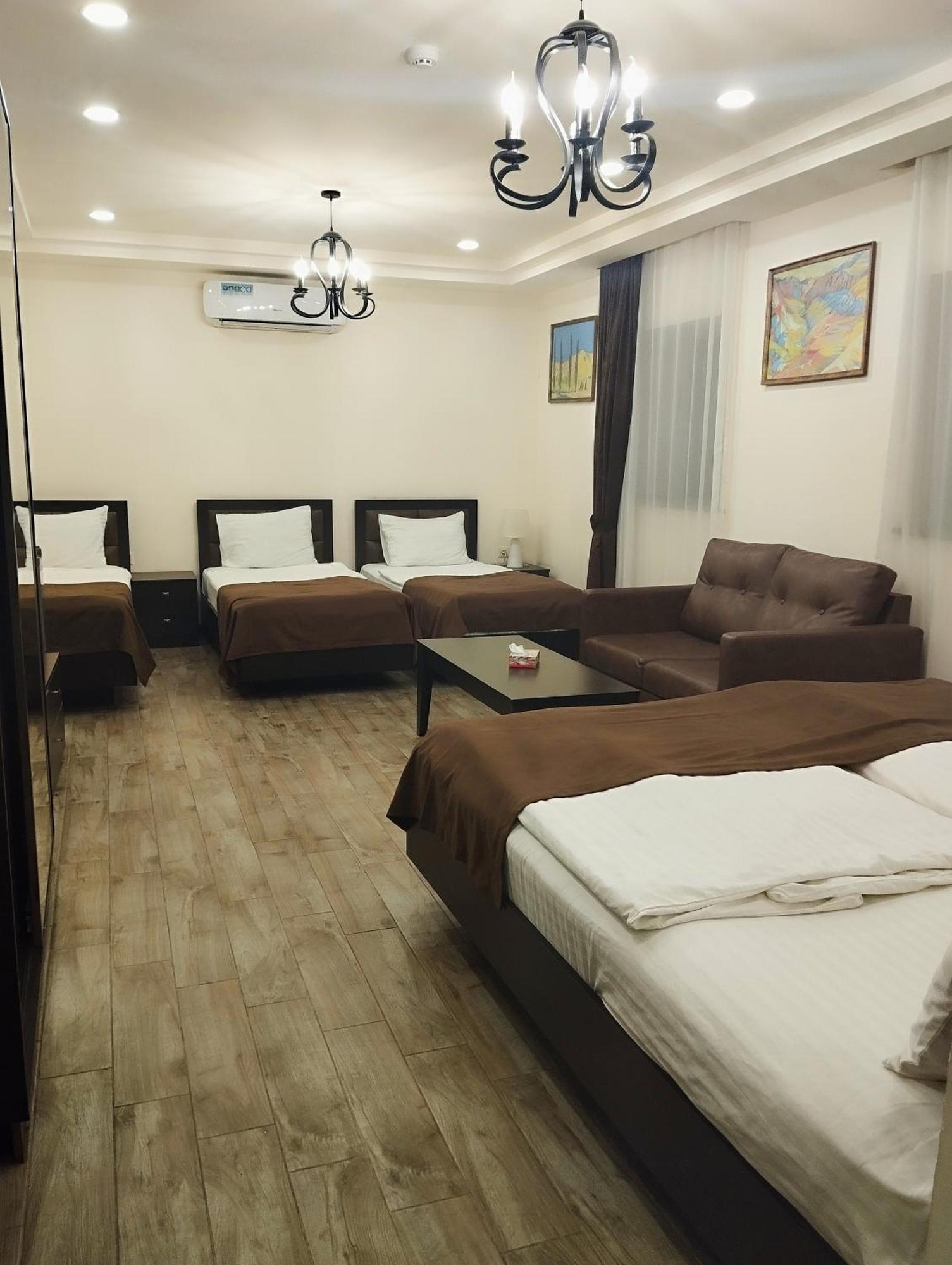 Boutique Living Hotel 耶烈万 外观 照片