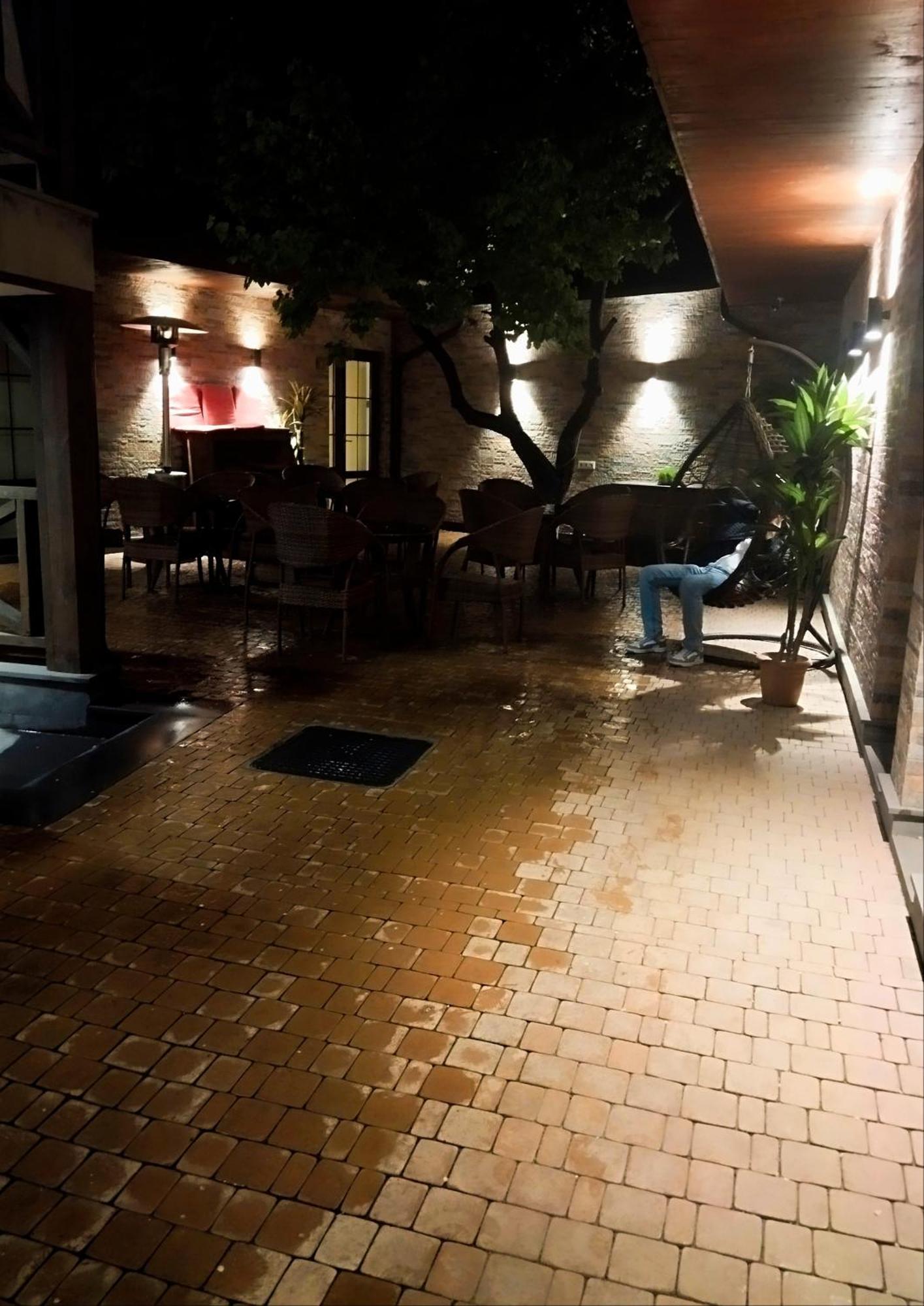 Boutique Living Hotel 耶烈万 外观 照片