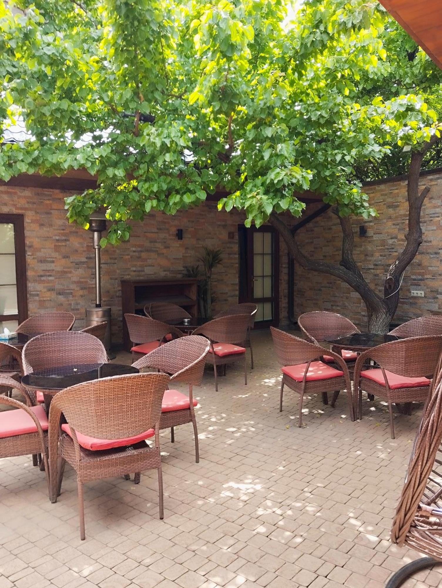 Boutique Living Hotel 耶烈万 外观 照片
