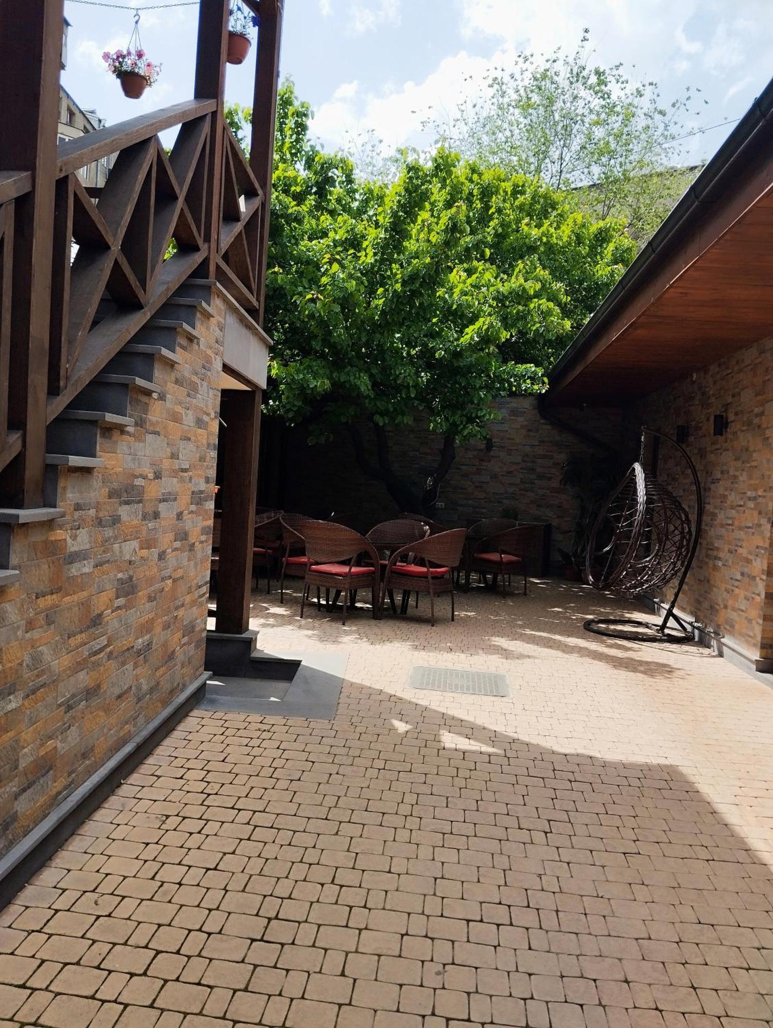 Boutique Living Hotel 耶烈万 外观 照片